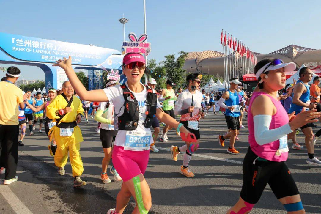 10年10亿彪马续约曼城，美资接手中资西班牙人 | 速报