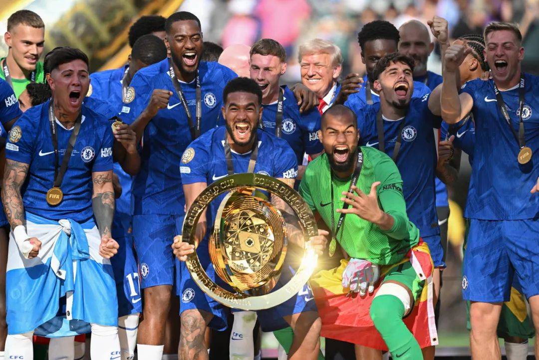 10年10亿彪马续约曼城，美资接手中资西班牙人 | 速报