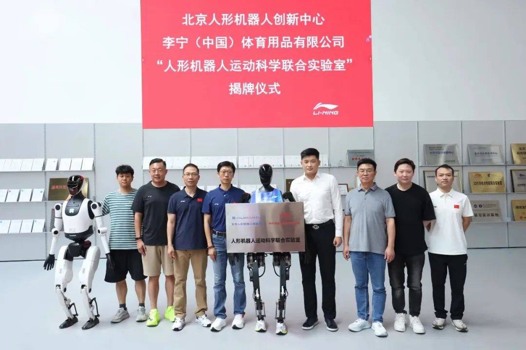 10年10亿彪马续约曼城，美资接手中资西班牙人 | 速报