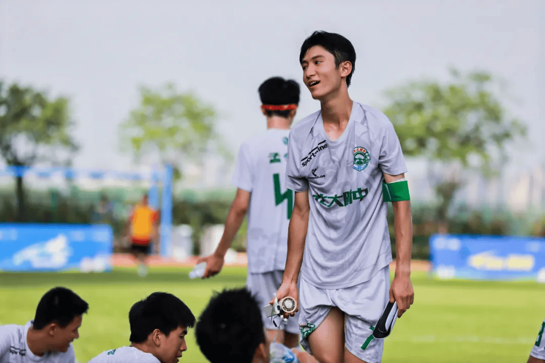 “踢校园足球，妈妈再也不用担心我的学业”