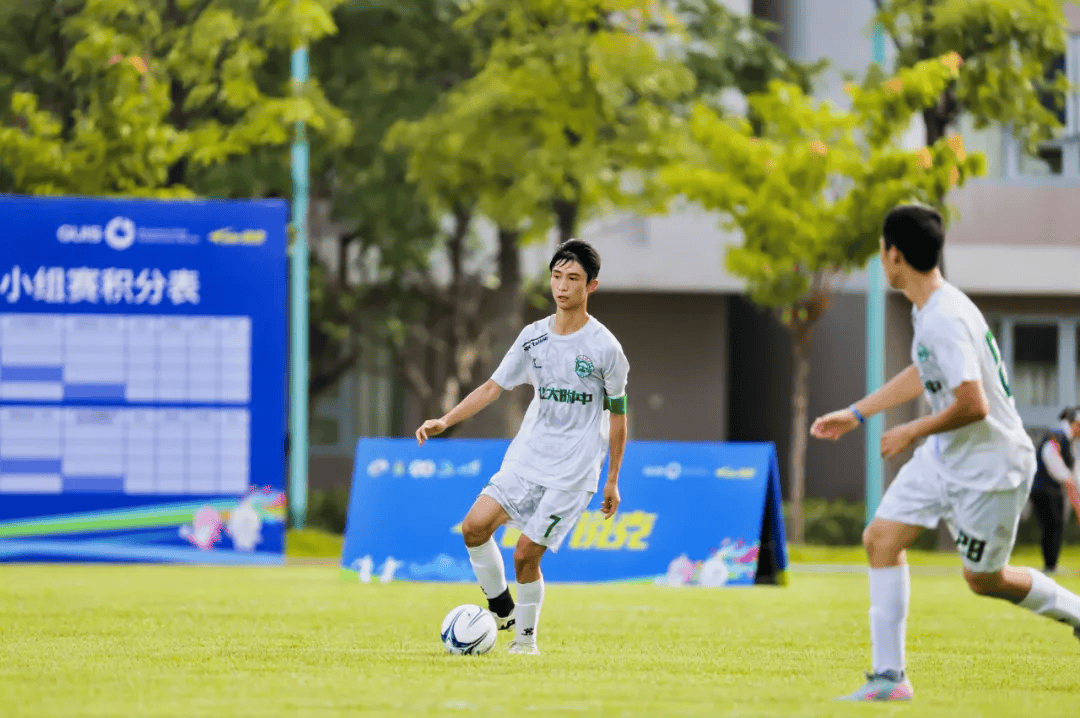 “踢校园足球，妈妈再也不用担心我的学业”