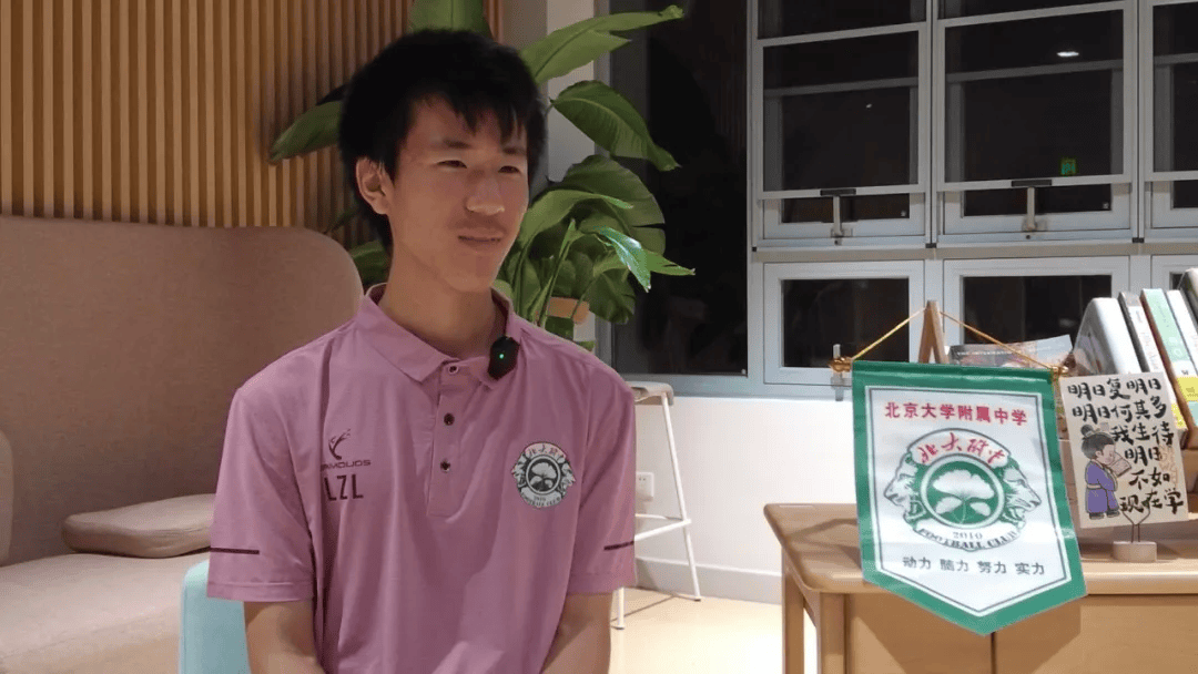 “踢校园足球，妈妈再也不用担心我的学业”