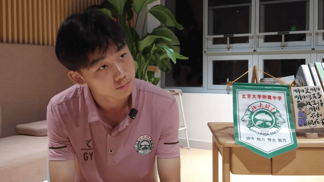 “踢校园足球，妈妈再也不用担心我的学业”