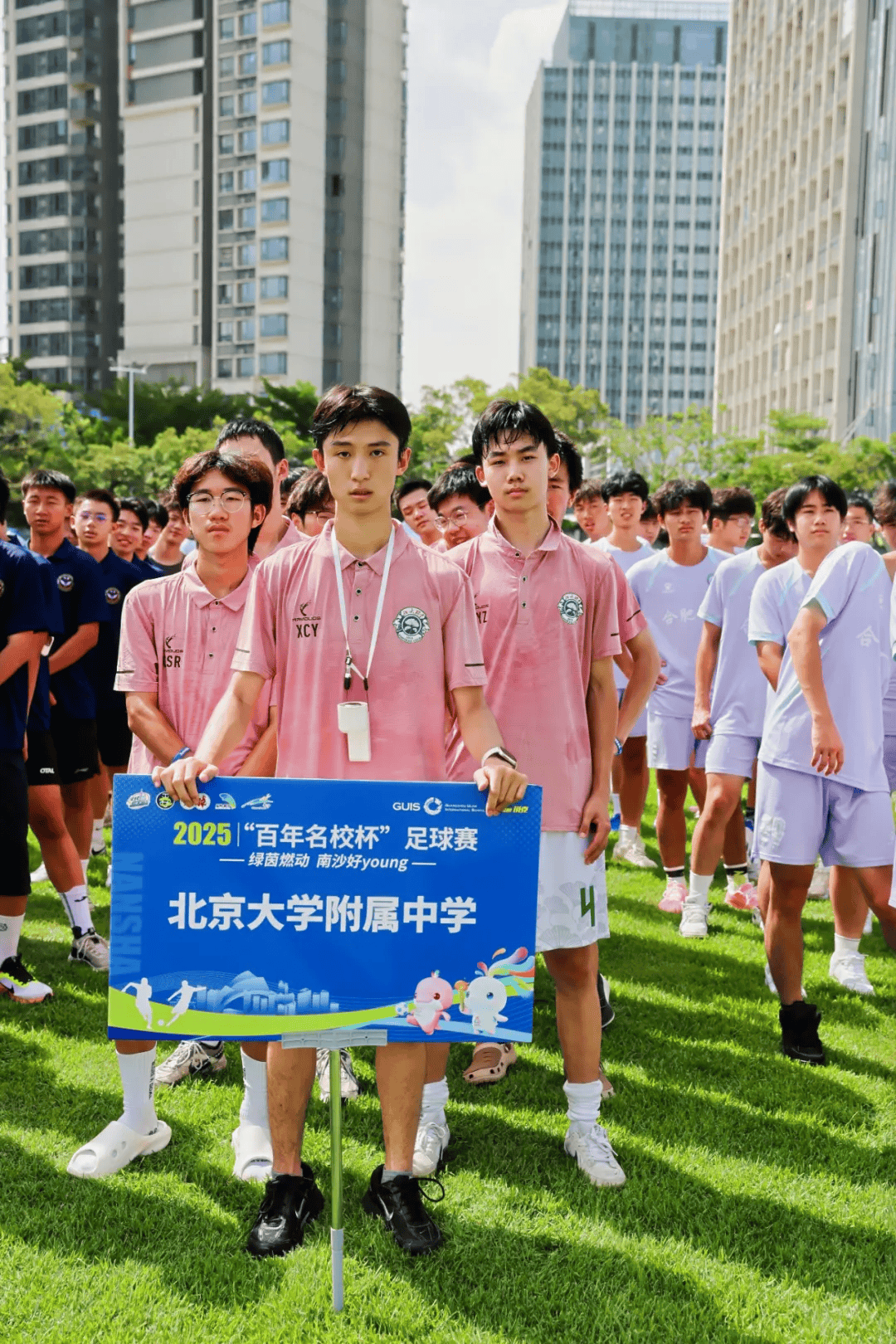 “踢校园足球，妈妈再也不用担心我的学业”