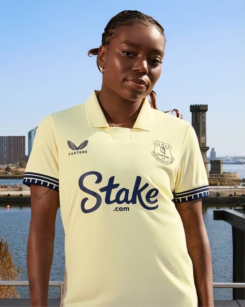 埃弗顿队发布25/26赛季客场球衣