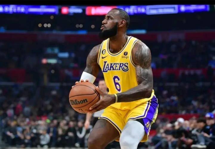 废物管理层！知名媒体声援詹姆斯 抨击湖人在阵容构造上不作为