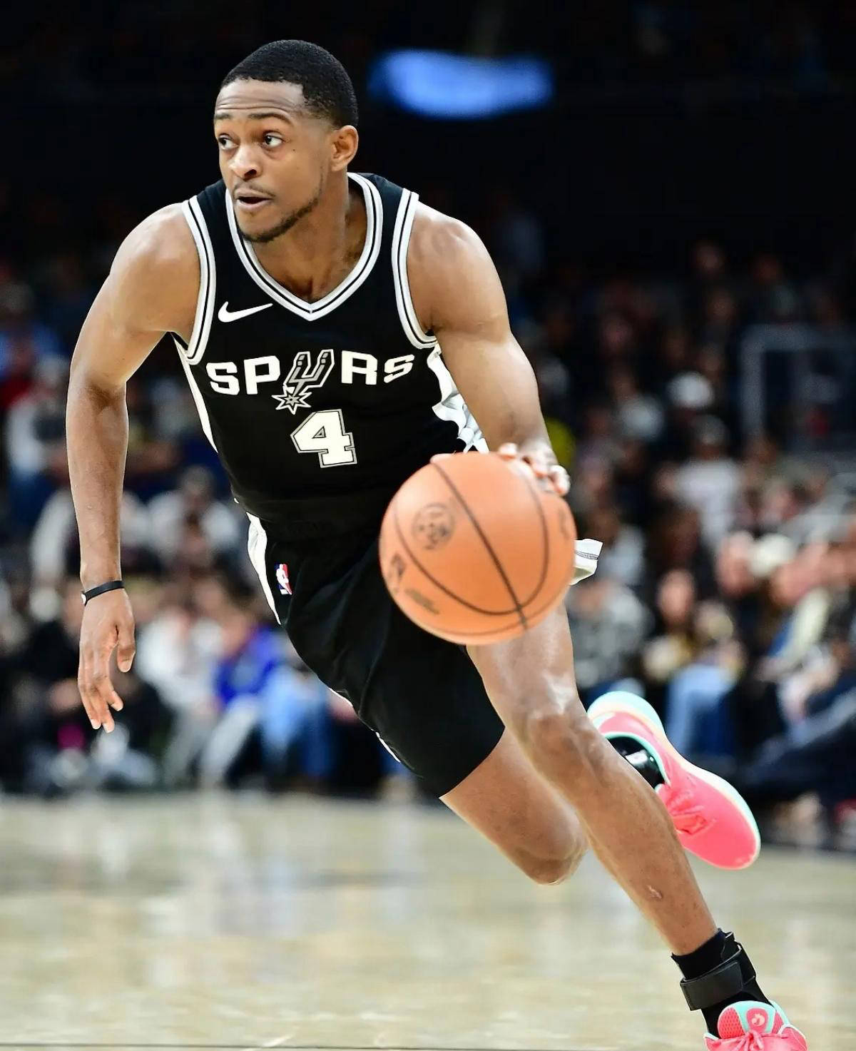 圣安东尼奥马刺球队实力大增，达龙福克斯获顶薪提前续约资格