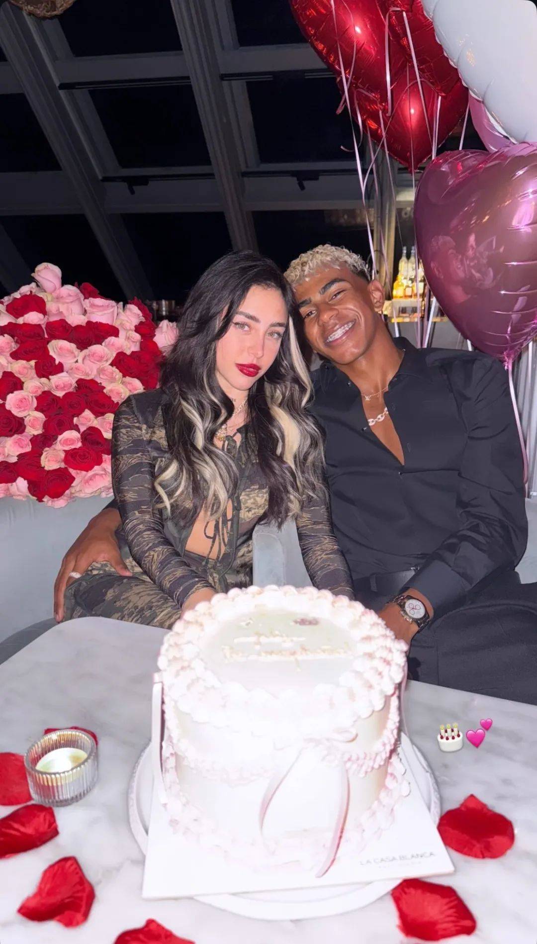 巴塞罗那球星亚马尔官宣恋情,晒合照为25岁歌手女友庆生