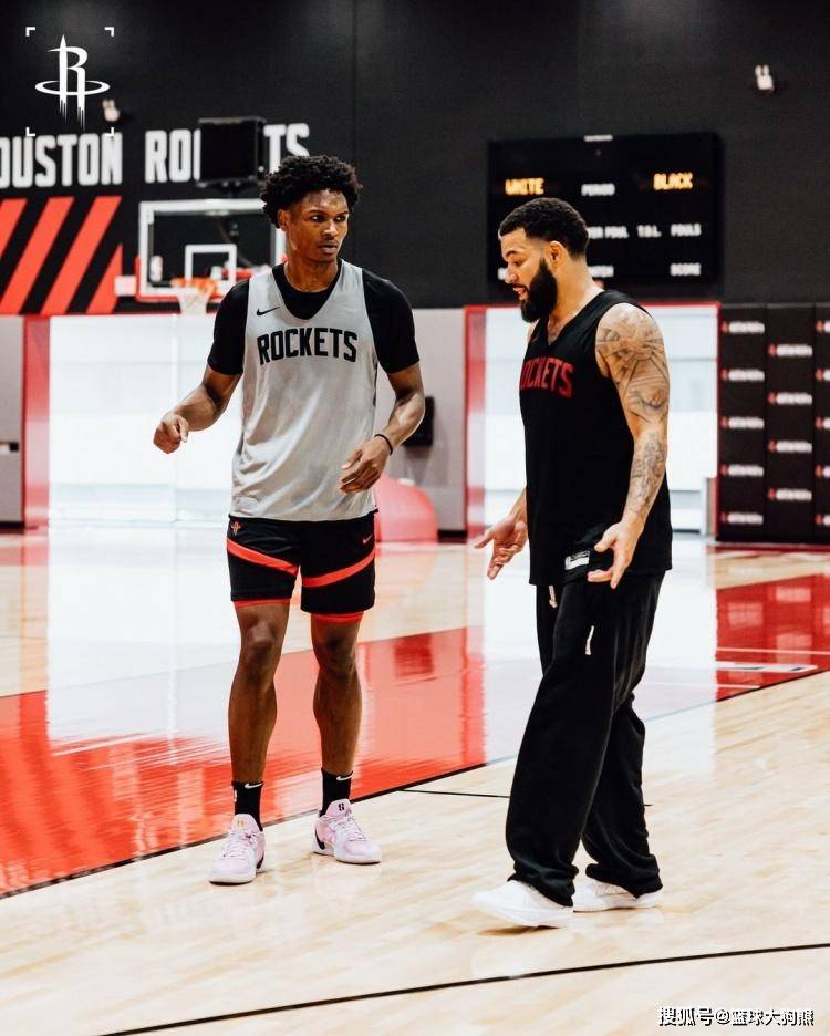 有点意外！活塞队前锋现身火箭队训练馆，与队员合练！投突结合太强硬
