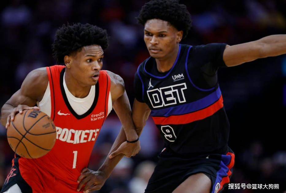 有点意外！活塞队前锋现身火箭队训练馆，与队员合练！投突结合太强硬