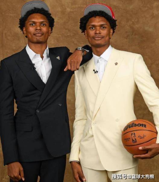 有点意外！活塞队前锋现身火箭队训练馆，与队员合练！投突结合太强硬