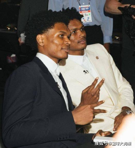 有点意外！活塞队前锋现身火箭队训练馆，与队员合练！投突结合太强硬