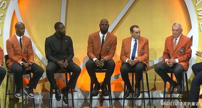 詹姆斯特殊身份进入名人堂：深情缅怀科比 见证安东尼霍华德入堂